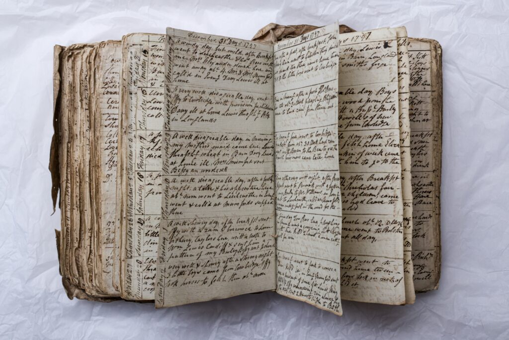 Carnet de bord rempli d'une écriture ancienne